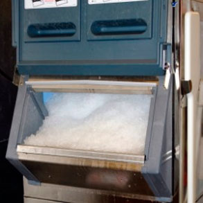 ¿Cómo limpiar la máquina de hielo de tu bar?