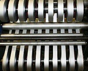 Servicio corte bobinado y resmado. Cortamos todo tipo de bobinas jumbo roll a bobinas más pequeñas. Servicio de corte.