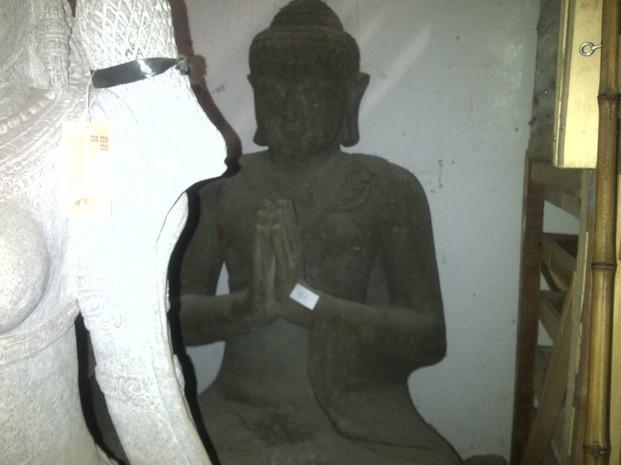 Buda en piedra. Figura completa