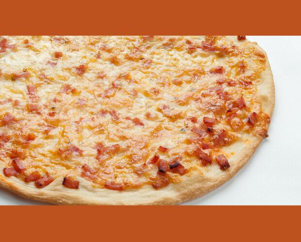 Pizza de jamón york masa fina. Salsa de tomate, fiambre, queso mozzarella 100% y queso cheddar