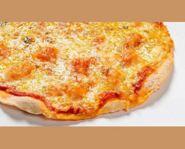 Pizza fina de quesos. Mezcla de quesos gouda, cheddar, emmental, azul y mozzarella 100% con salsa de tomate
