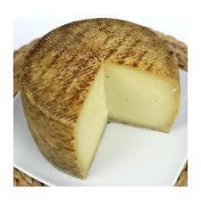 Manchego Pequeño. Todo un año de curación y sellado con la garantía de denominación de origen manchego, da a nuestro queso el olor fuerte y característico...