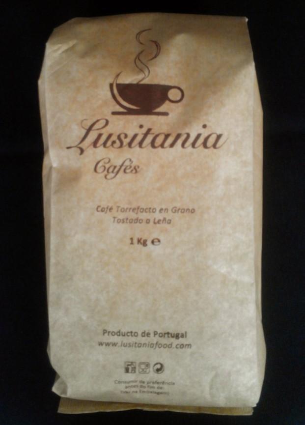 Paquete de café. Lusitania Cafés es una selección de granos originarios de dos fuentes de excelente calidad y tradición, la arábica del continente americano y...