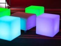 Cubos Iluminados para Bares. Mesa o puff con luz en forma de cubo. Multifunción.