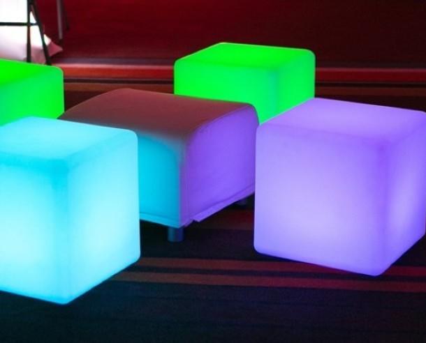 Mobiliario Iluminado para Bares. Cubos Iluminados para Bares. Mesa o puff con luz en forma de cubo. Multifunción.