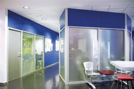 Divisores para oficinas. División en aluminio y vidrio