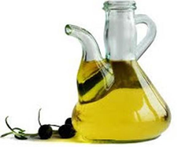 Aceite de oliva extra virgen. En garrafas y botellas