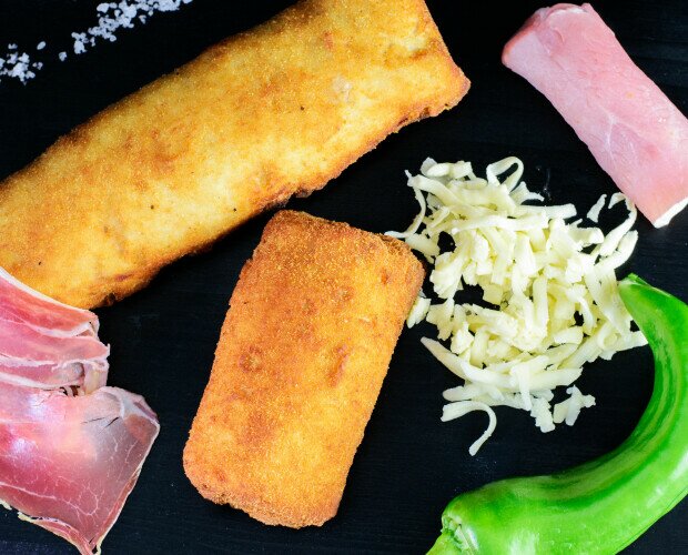 Flamenko y mini flamenko serranito. Lomo de cerdo empanado, relleno de jamón serrano, queso edam y pimiento italiano