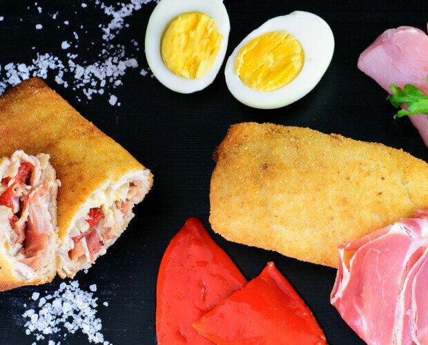 Flamenko y mini flamenko andaluz. Lomo de cerdo, huevos cocidos, jamón serrano reserva y pimientos rojos asados.