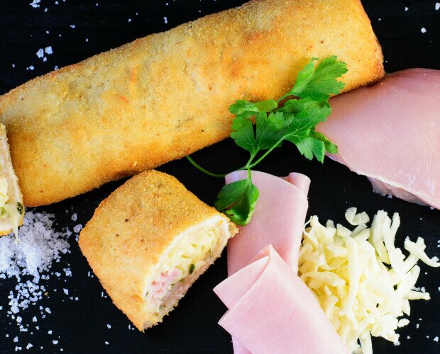 Flamenko y mini flamenko. Pechuga de pollo empanada, rellena de jamon cocido, queso edam y aliño yaya