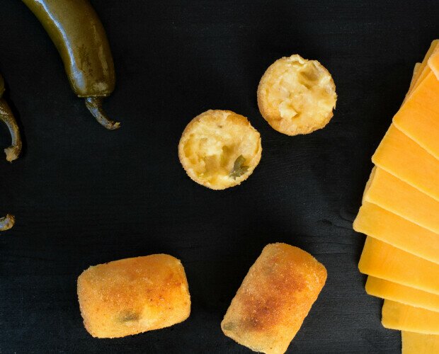 Croquetas queso cheddar y jalapeño. Croquetas de queso cheddar naranja y jalapeños mexicanos