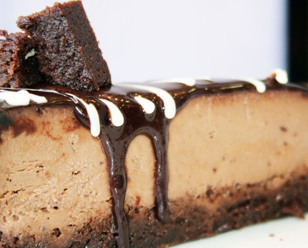 Brownie de chocolate. Tarta de queso y chocolate con graseado de chocolate