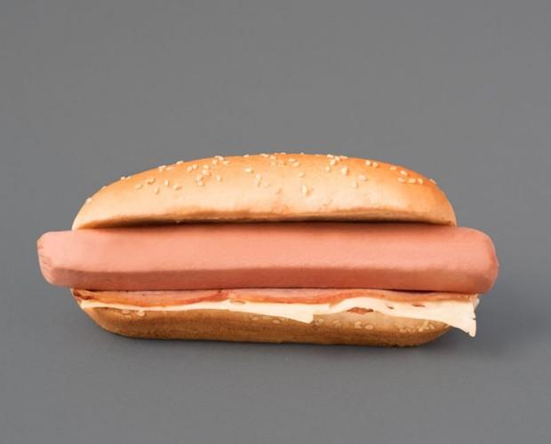 American hot dog. Perrito caliente con bacon, queso y pan especial