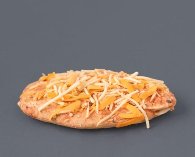 Pizza cuatro quesos. Mini pizza 4 quesos. Crujiente pan de tosta y deliciosa mezcla de 3 quesos