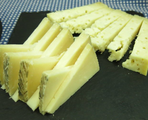 Queso leche cruda. Los quesos de leche cruda tienen un sabor algo más picantes en nuestro caso. Son quesos de mínimo 5 meses de curación y disponemos también...