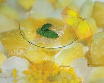 Pineapple Sunset. Bebida refrescante de mango, papaya y piña