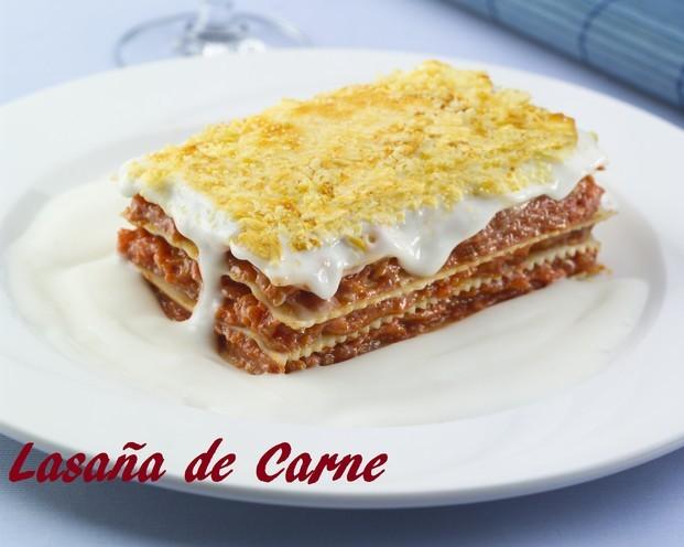 Lasagna. Lasagna de carne, precocinada y congelada