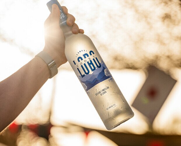 Lobo vodka. Nuestro vodka se prepara en Francia. 90% de alcohol