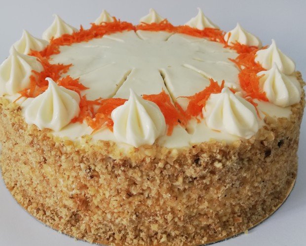 Carrot Cake. Tarta de Zanahoria, rellena de crema de queso, nueces y pasas.