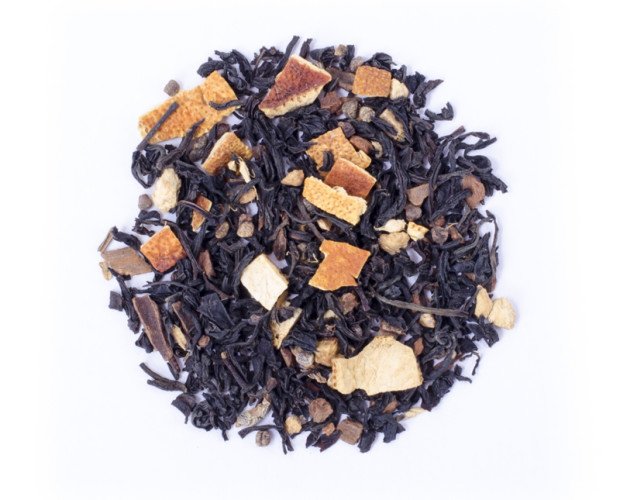 Té de especias. Ingredientes: Té negro aromatizado a vainilla, trozos y hojas de naranja, selección de especias en proporción variable (clavo, pimienta y...