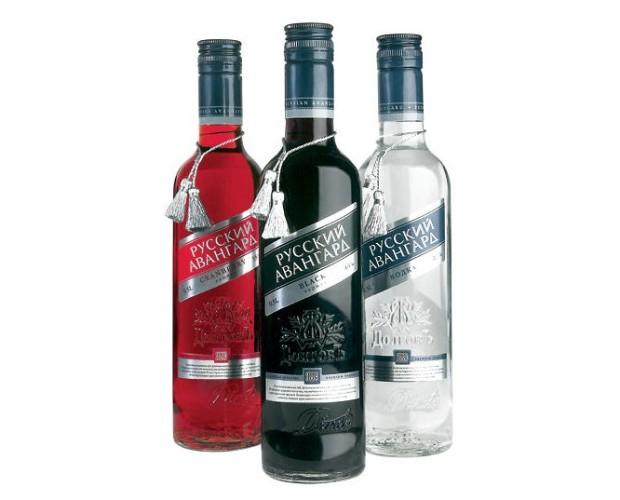 Variedad de vodka. Vodka en presentación black, white y cranberry