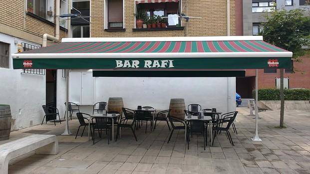 Instalación en Bar Rafi. Un buen cliente con su toldo a dos aguas.