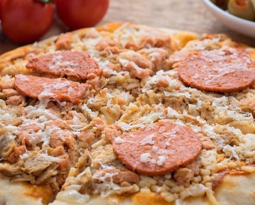 Pizza Vegetal de Pepperoni. Pizza con jamón vegano, pepperoni vegano y queso vegano