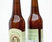 La Morena APA. Es una cerveza de fermentación alta, de color ámbar y espuma blanca con buena retención