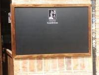 Cartelería. Panel pizarra de 130 x 90 cm con marco de madera y rotulación personalizada