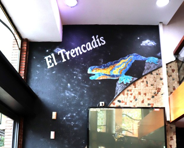 Pintura mural en Restaurante. Pintura mural en restaurante de Barcelona con diseño dragón Gaudí.