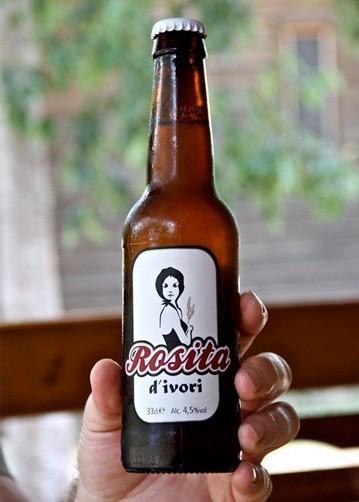 Rosita Ivori. Cerveza rubia, ligera en copa, espuma blanca