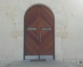 Puerta Iroko. Puerta de entrada de madera maciza