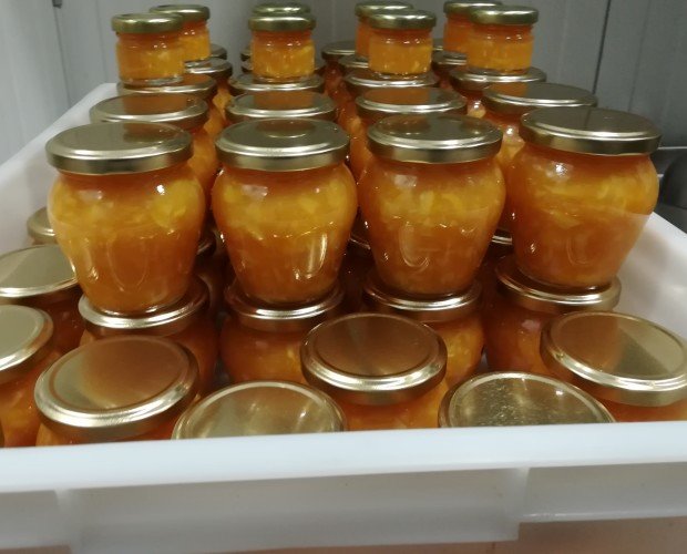 Mermeladas.Mermelada de Naranja Valenciana preparadas para el etiquetado.