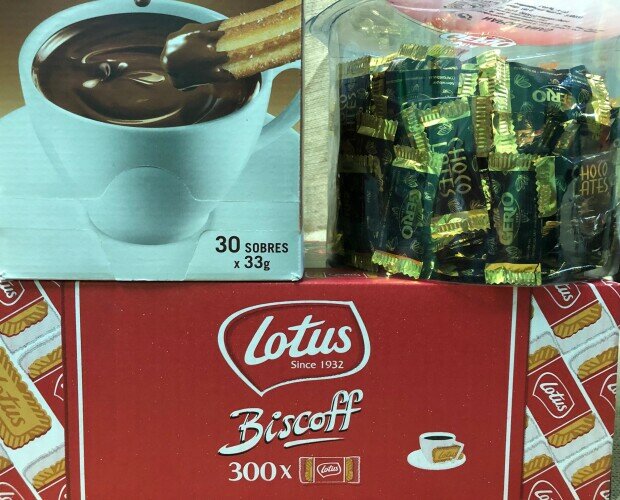 Selección de complementos. Variedad de productos como chocolate, galletas y chocolatinas para acompañar.