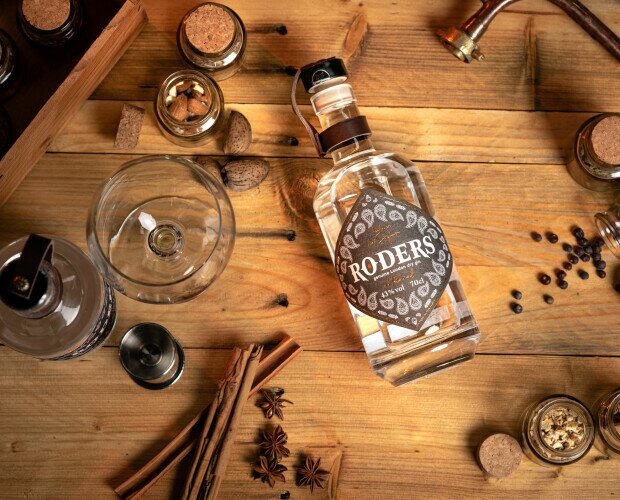 Bodegon botella y botánicos. Gin Roders, perfecta para tomar sola, un cocktail en si misma.