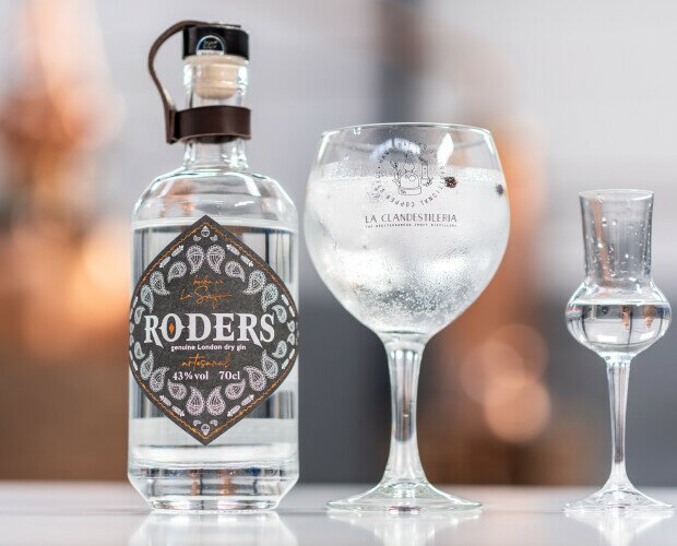 Botella. Gin Roders, una nueva forma de entender la ginebra.