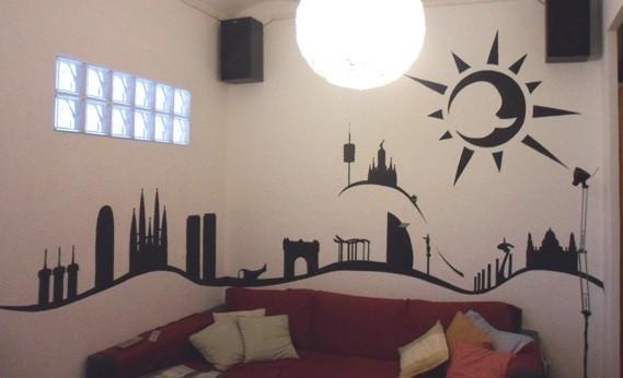 Mural decorativo. Diseño de Skyline de Barcelona en salón pintado a mano alzada